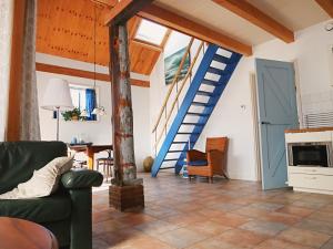 卡兰茨奥赫de Dars的一间设有蓝色门和楼梯的客厅