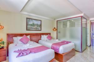会安会安河套房酒店的两张位于酒店客房的床,配有粉红色枕头