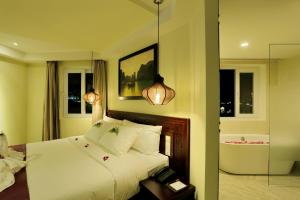 会安会安河套房酒店的卧室配有白色的床和2扇窗户。