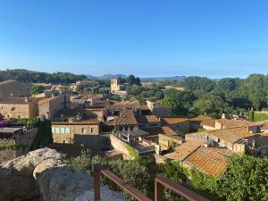 GualtaModerno apartamento en Empordà Golf的从山丘上可欣赏到城镇景色