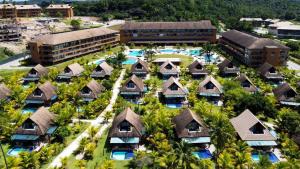塔曼达雷Eco Resort Praia dos Carneiros - Flats & Bangalô - LocarHouse的享有带游泳池的度假村的空中景致
