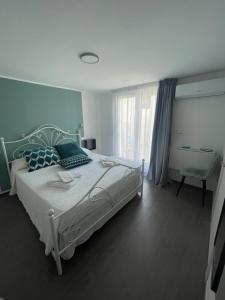 图里Casa Mariù的一间卧室设有一张大床和一个窗户。
