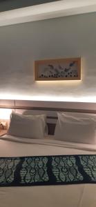 拉斯苏德尔Green Sudr Resort的床上有2个枕头,上面有架子