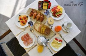 梅纳贝斯特酒店的一张桌子,上面放着早餐盘