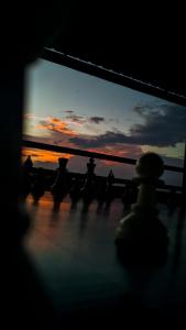 瓦亚纳德BEVERLY SUITES的一群人看着窗外的日落