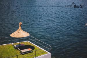 梅纳贝斯特酒店的水中船背上的椅子和雨伞