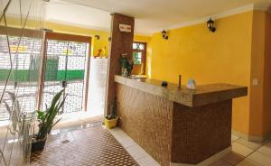 圣路易斯RioSlz Hostel的一间带柜台和黄色墙壁的浴室