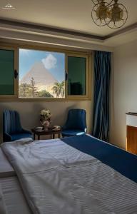 开罗PANORAMA view pyramids的山景卧室配有一张大床