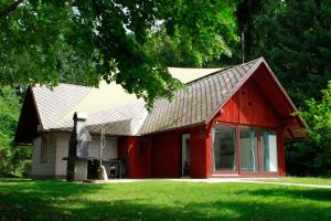 勒什Čebelnk: sanjska hišica 4 km od Bleda的红色房子,有 ⁇ 帽屋顶