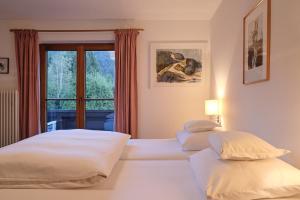 基茨比厄尔兰德咖斯特格旅馆的配有窗户的酒店客房内的两张床