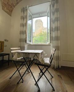 塔尔奎尼亚Il Torrione的窗户客房内的桌椅