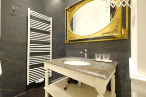蒙斯Suite la Duchesse et Parking privé gratuit的一间带水槽和镜子的浴室