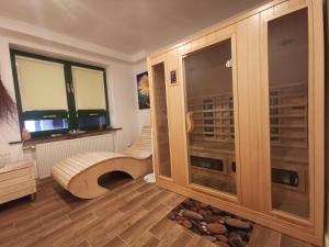 斯诺科Aparthouse Zegrze的客房设有一个铺有木地板的酒窖。