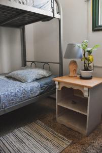 阿罗纳Single Fin Hostel的一间卧室配有一张双层床和一张带台灯的桌子