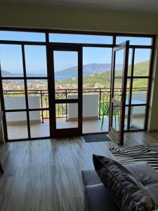 泽莱尼卡Stunning Adriatic Vista Home的带阳台的客厅