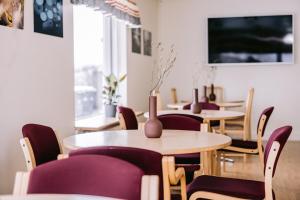 米湖埃尔达旅馆的一间带桌子和紫色椅子的用餐室