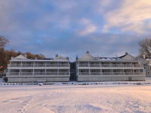 日内瓦湖The French Country Inn的一座大建筑,有许多窗户