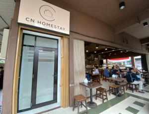 名古屋CN Homestay B2 Floor 2 at Nagoya Hill Mall的一间餐厅,前面有座位