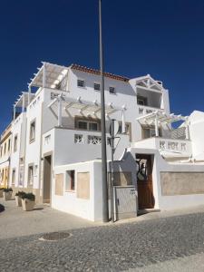 米尔芳提斯城Guarda Rios的前面有杆的白色建筑