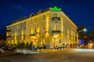 波普拉德欧罗巴酒店的上面有 ⁇ 虹灯标志的酒店大楼
