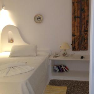 纳乌萨斯沃罗欧斯洋房酒店的一间卧室配有一张床和一张带台灯的桌子