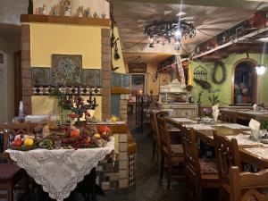 Dębska KuźniaGościniec Stara Kuźnia的餐厅设有水果和蔬菜桌