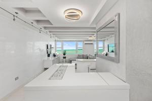 圣胡安Amapola SeaSide Beach Front Apartment的白色的客厅配有沙发和桌子