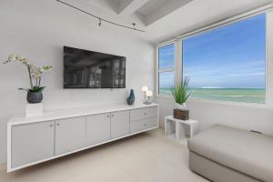 圣胡安Amapola SeaSide Beach Front Apartment的白色的客厅配有电视和沙发