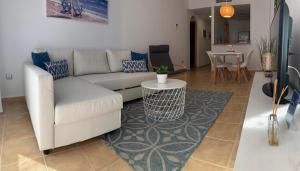 莫哈卡尔Las Brisas Mojacar Home的客厅配有白色的沙发和桌子