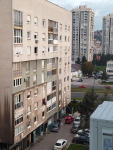 萨拉热窝Apartman F&S - Novo Sarajevo的城市的公寓楼,有停车位