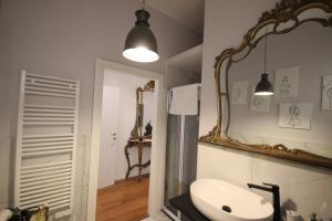 卡利亚里Il Chiostro的一间带水槽和镜子的浴室