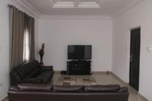 JarbangKoring Residence at Dalaba Estate的带沙发和平面电视的客厅