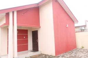 JarbangKoring Residence at Dalaba Estate的红色和白色的车库,设有红色的门