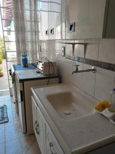 卡尚布Hostel Cantinho da Paz的厨房配有水槽和台面