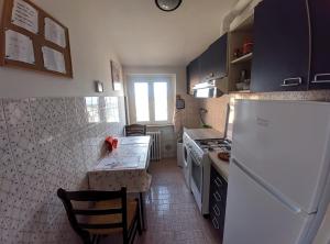 佩鲁贾Casa Sant'Ercolano的带冰箱和桌子的厨房