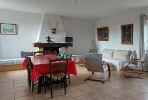AirouxLa Ginelle - Appartement Bocage的客厅配有桌子和沙发