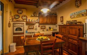ComeanaLe Quercine的厨房配有木桌、椅子和水槽
