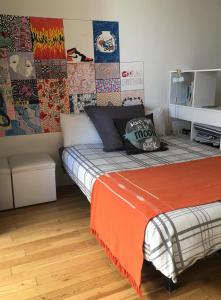 布宜诺斯艾利斯Dormy en Belgrano的卧室配有一张带彩色被子的墙壁床。
