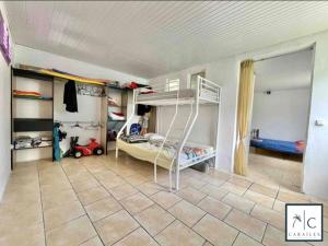Saint-PierreMaison de Vacances BELIOSEA Martinique 14 Rue d'Anjou的一间设有双层床的卧室,铺有瓷砖地板。