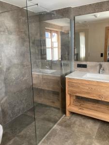 蒂罗尔-基希贝格Lodge14的带淋浴、盥洗盆和镜子的浴室