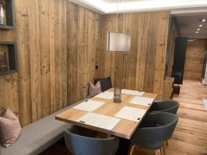 蒂罗尔-基希贝格Lodge14的一间带木桌和椅子的用餐室