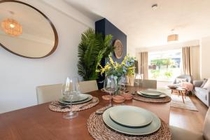 南安普敦3 Bedrooms house ideal for long Stays!的一间带桌子和镜子的用餐室