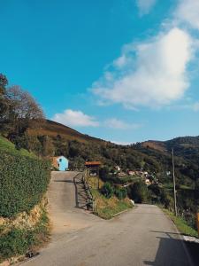 米耶雷斯La Nozal - La Vallicuerra Casas Rurales的一条小山丘上的空路