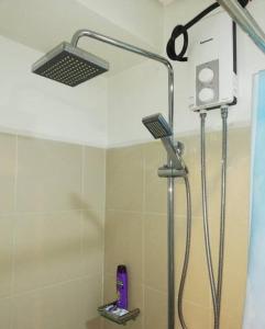 马尼拉StayInMyCondo - 8th Condo in Pasay near NAIA Airport, MOA Pasay的带淋浴喷头的浴室