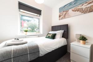 南安普敦3 Bedrooms house ideal for long Stays!的一间卧室设有一张床和一个窗口
