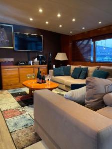 巴塞罗那Amazing boat to sleep in Barcelona的客厅配有沙发和桌子