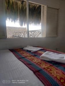 巴尔Cabaña en Playa Blanca, Barú In house beach的带窗户的客房内的两张床
