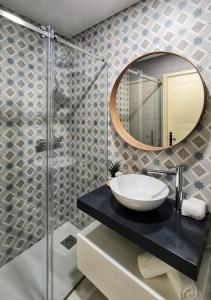 波尔图Apartments2Stay I Porto - Flores的一间带水槽和镜子的浴室