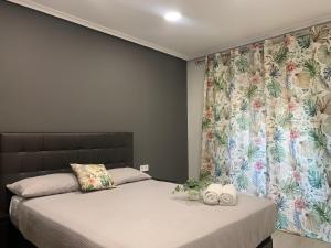 马德里Apartamento Deluxe, 4 habitaciones, Parking的一间卧室设有两张床和花卉窗帘