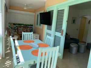 拉斯特拉纳斯Excelente apartamento en Las Terrenas, Playa Punta Popi.的一间带桌椅和电视的用餐室